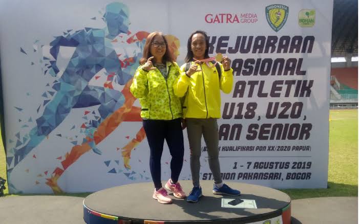 Valentine Lonteng bersama pelatih Nitje Durandt