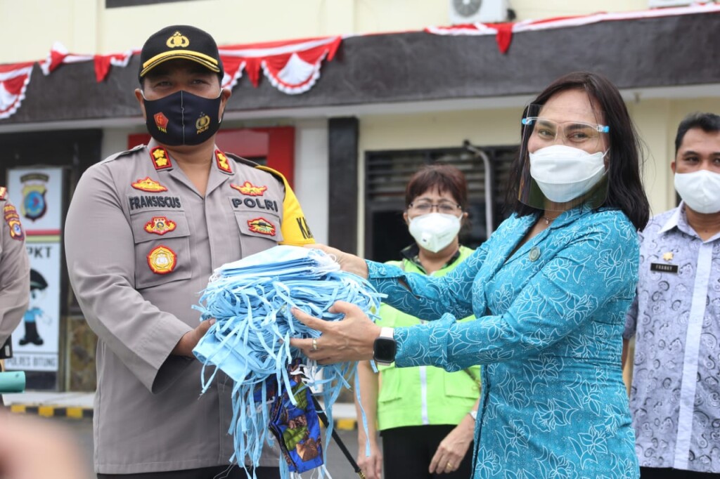Penyerahan bantuan 2.500 lembar Masker oleh Ketua TP PKK Kota Bitung Khouni Lomban Rawung kepada Kapolres Bitung
