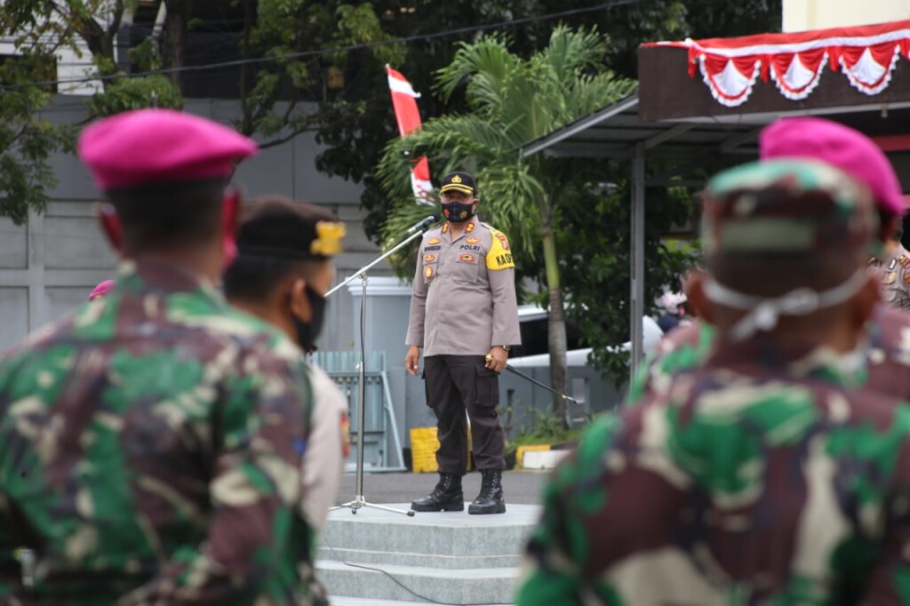 Kapolres Bitung AKBP FX Winardi Prabowo SIK saat memimpin Apel Pembagian Lokasi Swepping Masker, Kamis (06/08/2020)