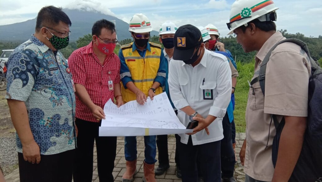 Kadis Kebudayaan Daerah Provinsi Sulut Jenry Sualang SPd MAP (kemeja merah) dan Kepala BWSS 1, Ir Bastari M.Eng saat melihat gambar area Cagar Budaya Waruga Kuwil, Kamis (06/08/2020)