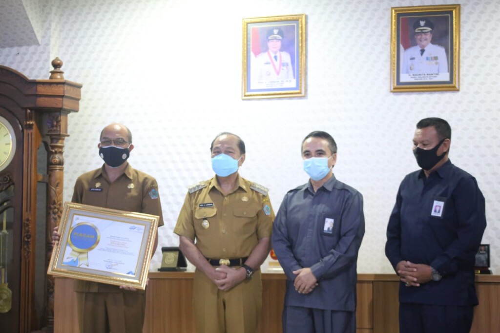 Penyerahan Penghargaan kepada Walikota Bitung Max Lomban oleh Kepala BPS Kota Bitung, Senin (10/08/2020)