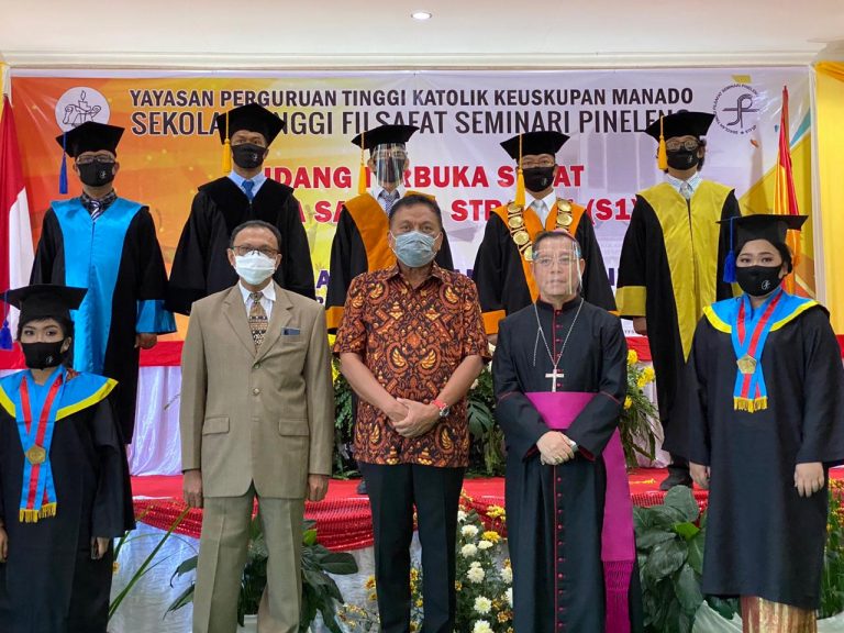 Gubernur Olly Dondokambey SE saat menghadiri Sidang Terbuka Senat Wisuda Sarjana Strata 1 (S1) STF Seminari Pineleng, Sabtu (15/08/2020)