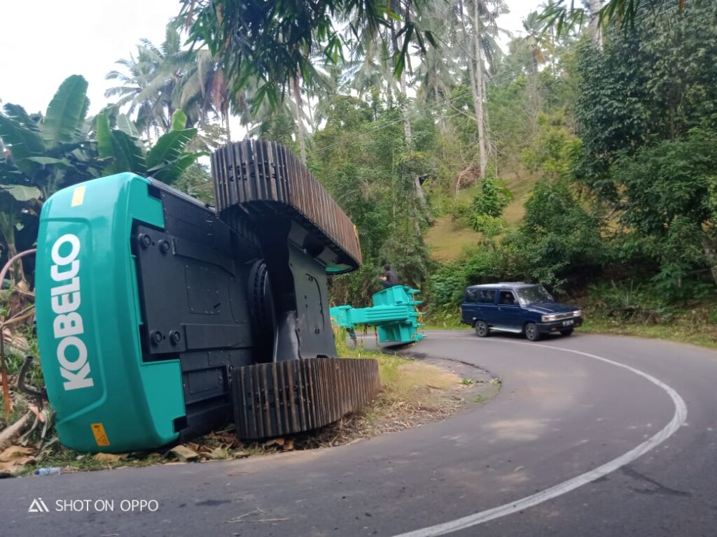 Alat berat Excavator Kobelco jatuh terguling dari trailer, Minggu (16/08/2020)