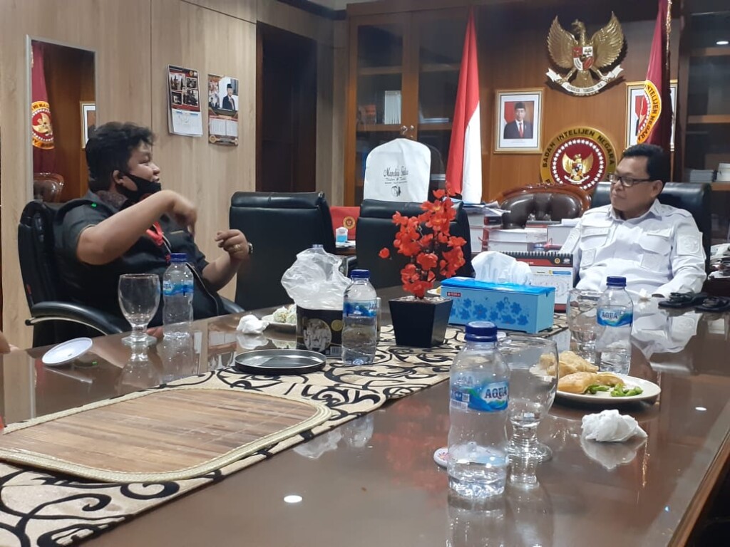 Kaban Kesbangpol Daerah Provinsi Sulut Evans Steven Liow S.Sos saat berdiskusi bersama Deputi VII Badan Intelijen Negara (BIN) Wawan Hari Purwanto