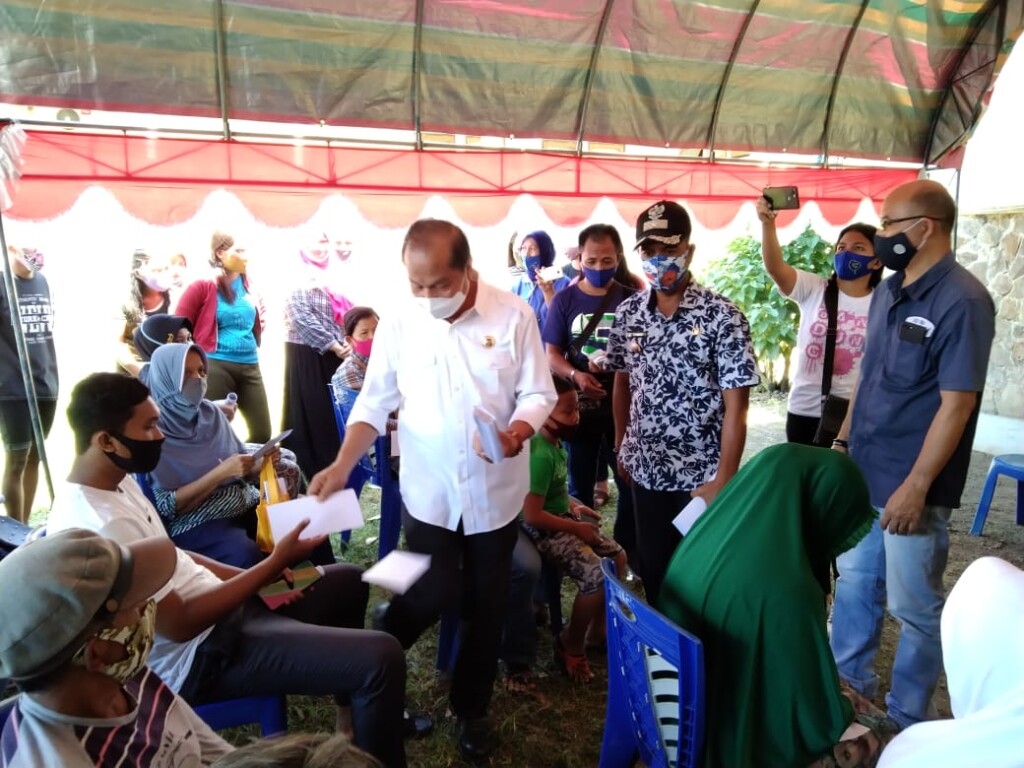 Walikota Max Lomban menyalurkan BLT bagi warga Kelurahan Pateten Tiga, Jumat (21/08/2020)