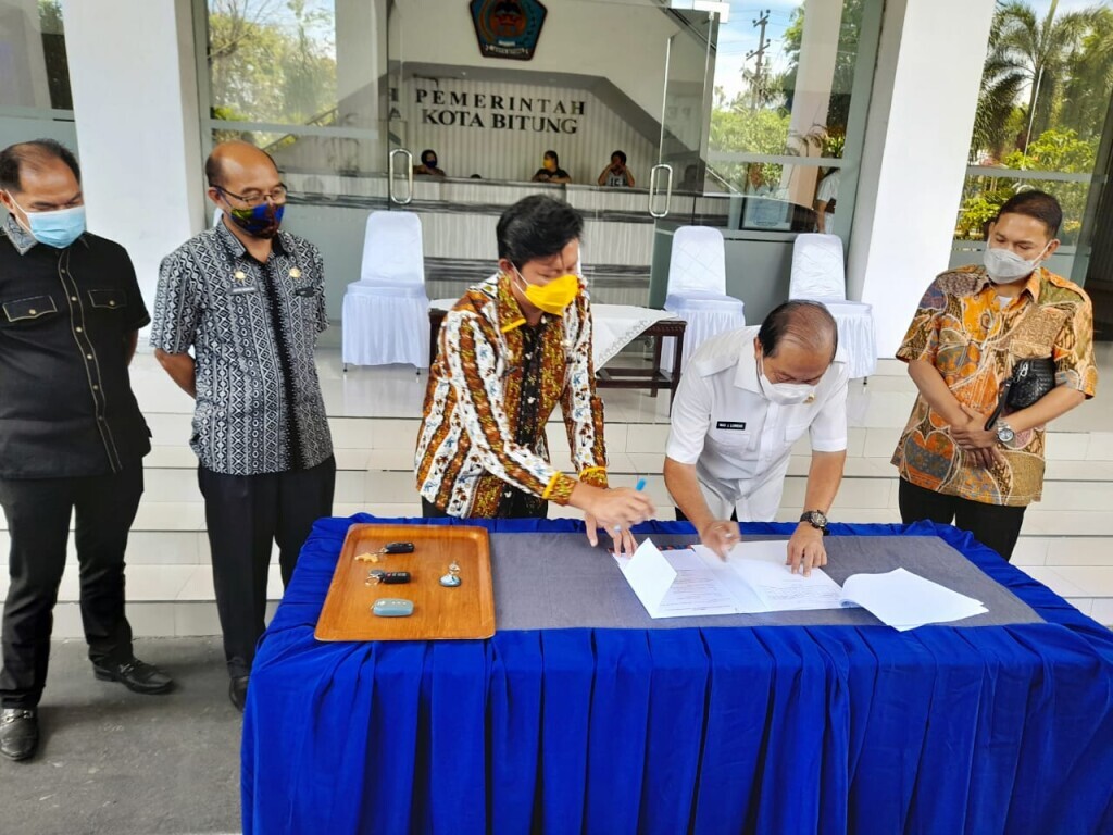 Walikota MJL saat menandatangani dokumen berita acara penyerahan Fasilitas Negara, Kamis (24/09/2020) lalu