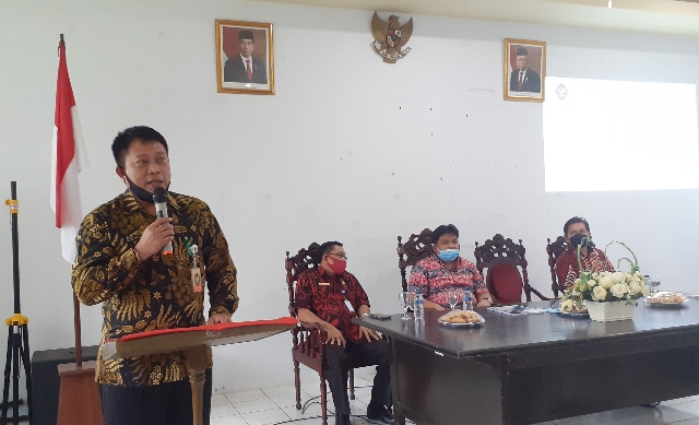 Kol Inf TNI Eko Budi Setyo selaku Kabid Peningkatan Kewaspadaan masyarakat Kemenko Polhukam RI saat menyampaikan maksud kegiatan di Kantor Badan Kesbangpol Daerah Provinsi Sulut, Kamis (03/09/2020)