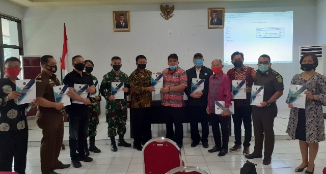 Penyerahan Buku Kuesioner kepada para peserta