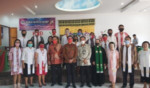 Joune Ganda dan Berty Kapojos foto bersama Pelayanan Khusus Jemaat GMIM Yarden Likupang Kampung Ambong usai ibadah.