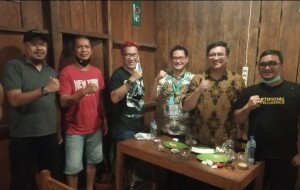 William Luntungan dan kawan-kawan bersama pasangan JG-KWL pada suatu kesempatan sore tadi salah satu resto&cafe di SBY.