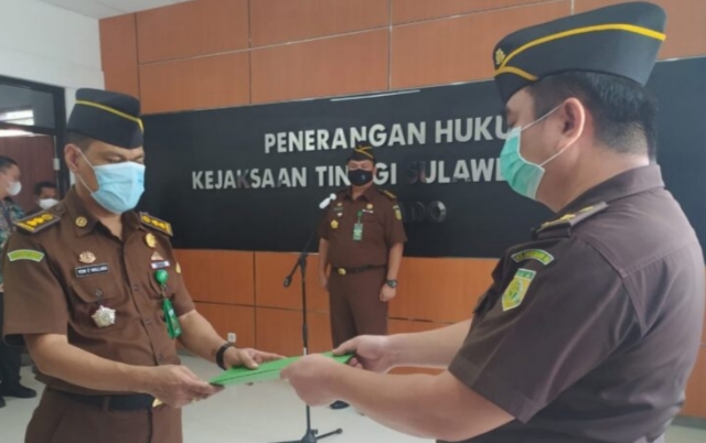 Sertijab Kasie Penkum Kejati Sulut dari Yoni E Mallaka kepada Theodorus Rumampuk, Jumat (11/09/2020)