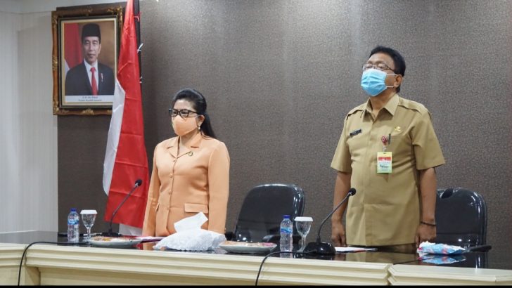 Sekdaprov Sulut Edwin Silangen SE MS bersama Ketua DWP Sulut Dra Ivonne Silangen Lombok