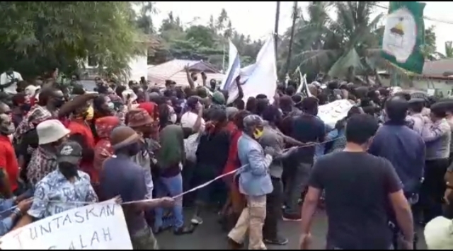 Para mahasiswa Papua kembali dengan tenang ke Asrama Mahasiswa Papua Cenderawasih V Manado.