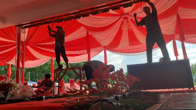 Aktivitas dekorasi persiapan acara puncak HUT ke-56 Provinsi Sulut, Selasa (22/09/2020) sore.