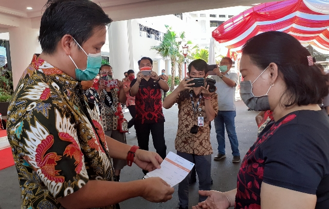 Wagub Drs Steven OE Kandouw saat menyerahkan bantuan kepada pelaku usaha mikro, Kamis (24/09/2020)