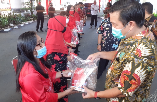 Wagub Drs Steven OE Kandouw menyerahkan APD