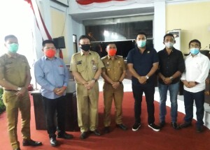 Pjs Bupati Minut Clay Dondokambey foto bersama Ketua DPRD Denny Lolong, Sekda Jimmy Kuhu dan Anggota DPRD Minut usai rapat Paripurna.