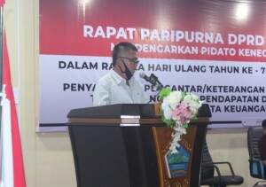 Wakil ketua Fraksi PDI Perjuangan di DPRD Minut Novi Paulus saat membacakan pemandangan umum atas perubahan APBD tahun 2020.