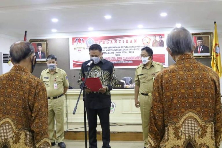 Gubernur Olly Dondokambey SE didampingi Sekretaris Daerah Provinsi Sulut Edwin Silangen SE MS dan Asisten III Asiano Gammy Kawatu SE MSi saat melantik jajaran pengurus PWRI Sulut, Selasa (01/09/2020)