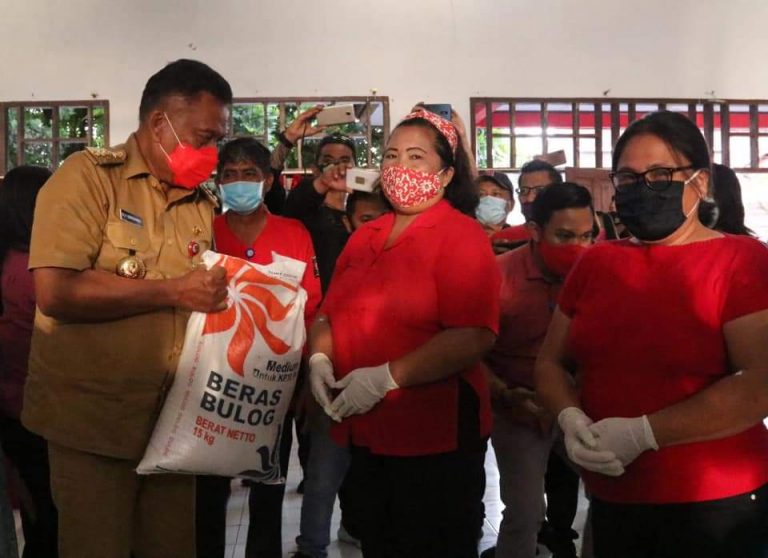 Gubernur Olly Dondokambey SE saat menyalurkan bantuan BSB di Kota Tomohon, Senin (14/09/2020)