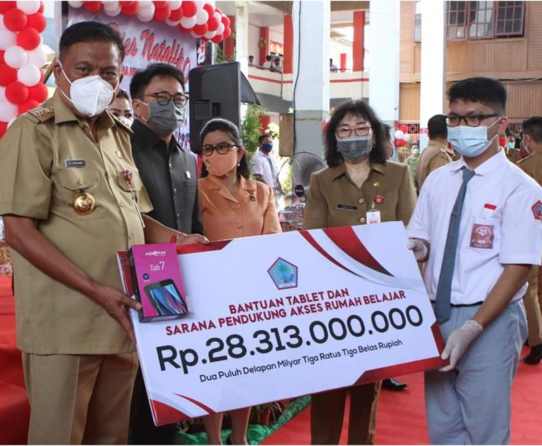 Gubernur Olly Dondokambey SE secara simbolis menyerahkan bantuan dana Tablet dan Akses Rumah Belajar Siswa, Senin (21/09/2020)