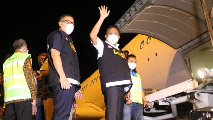 Gubernur Olly Dondokambey SE melambaikan tangan saat melepas langsung ekspor komoditas perikanan Sulut dari Bandara Sam Ratulangi Manado menuju Bandara Narita, Tokyo Jepang, Rabu (23/09/2020) malam