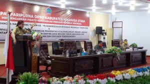 Bupati Minut Vonnie Anneke Panambunan membawakan sambutan dalam sidang paripurna DPRD Minut