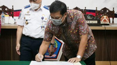 Wakil Gubernur Sulut Drs Steven OE Kandouw saat menandatangani dokumen kerjasama peningkatan SDM bidang Transportasi dengan BPSDM Kementerian Perhubungan RI, Kamis (03/09/2020)