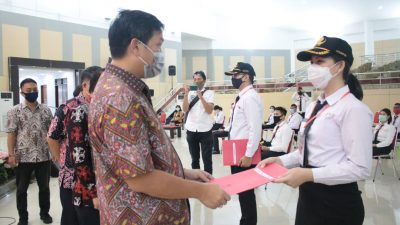 Wakil Gubernur Sulut Drs Steven OE Kandouw saat menyerahkan sertiifikat sebagai tanda keikutsertaan Pelatihan Dasar CPNS Gelombang I dan II, Kamis (03/09/2020)