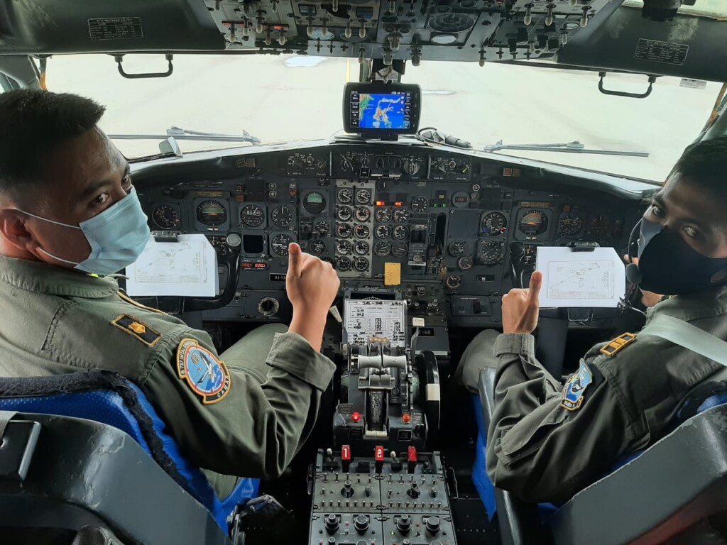 Pilot pesawat Pesawat Boeing 737 – 200 dengan tail number AI – 7304 Mayor Pnb Hendro Sukamdani didampingi Co-Pilot Lettu Pnb Hafiz Avinata dalam ruang cockpit pesawat, dengan misi Operasi Sayap Tarsius, Kamis (03/09/2020).