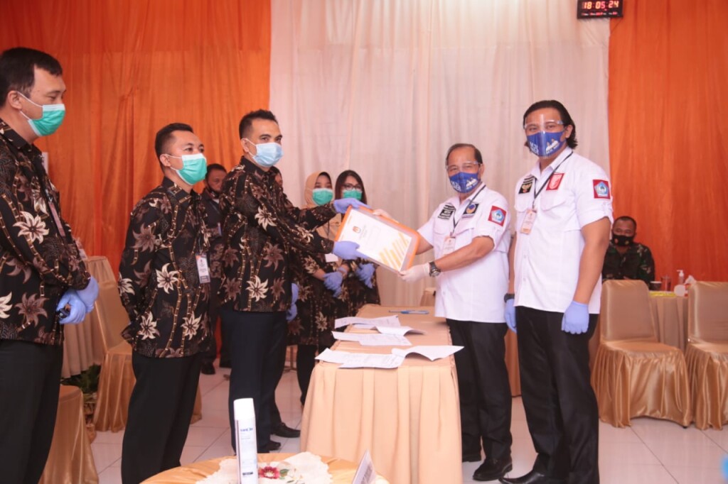 Paslon MJL-MDT saat mendaftar di KPU Bitung, Jumat (04/09/2020)