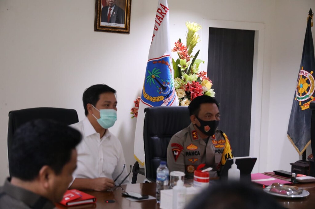 Kapolda Sulut Panca Putra bersama Wagub Drs Steven OE Kandouw saat mengikuti Vidcon, Rabu (09/09/2020)