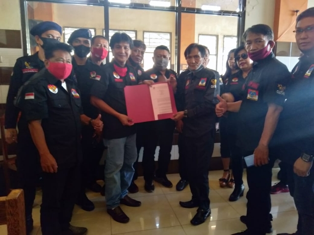 Tonaas Wangko Decky Maengkom, Ketua Umum Ormas Adat DPP BARMAS menyerahkan SK Pengurus DPC BARMAS Kabupaten Minahasa, Sabtu (12/09/2020)