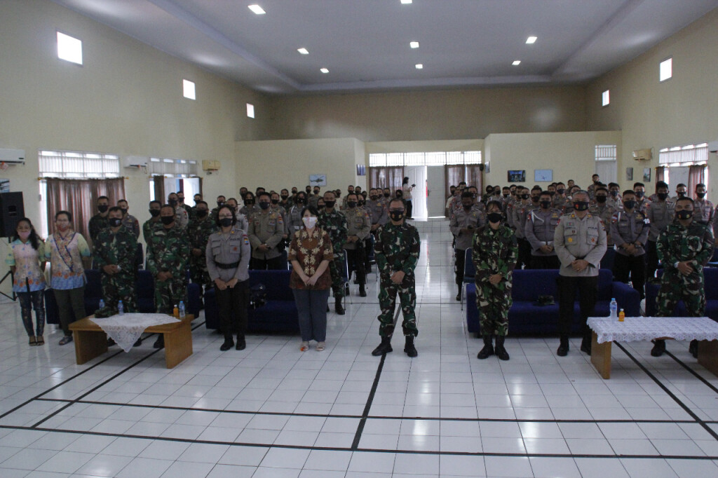 Komandan Lanud Sam Ratulangi Kolonel Pnb Abram Tumanduk berpose dengan AKP Stenly Lungkang, S.E dan Penceramah Ev. Indriati Tjipto Purnowo, Mrc, Arch, D.Min; serta seluruh umat Kristiani anggota TNI AU dan anggota Brimob Polda Sulut, di Gedung Balai Prajurit Pangkalan TNI AU Sam Ratulangi, Manado, Mapanget, Sulawesi Utara; Kamis (17/09/2020).