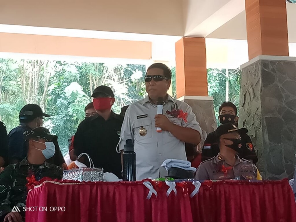 Bupati Minahasa Tenggara James Sumendap SH saat berbicara terkait penertiban tambang di area Kebun Raya Megawati Soekarnoputri, Kamis (17/09/2020)