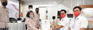 Pasangan JG-KWL saat menyerahkan berkas pendaftaran calon yang diterima oleh Ketua KPU Minut Stella Runtu disaksikan oleh Komisioner lainnya.