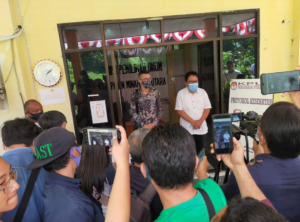 Komisioner KPU Minut didampingi salah satu Komisioner Bawaslu Minut memberikan keterangan pers usai