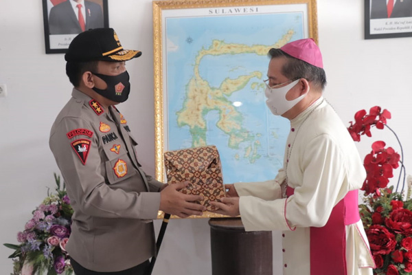 Kedatangan Kapolda Sulut disambut Uskup Keuskupan Manado Mgr Benedictus Estephanus Rolly Untu MSC, Jumat (11/08/2020)