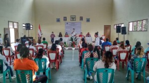 Pjs Bupati Minut Clay Dondokambey tampak memberikan arahan kepada perangkat pelayanan pemerintahan Kecamatan Kema di Desa Tontalete.