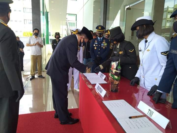 Pjs Gubernur Sulut Agus Fatoni saat mengisi daftar tamu yang hadir di Upacara HUT ke-75 TNI secara virtual dari Kodam XIII Merdeka, Manado.