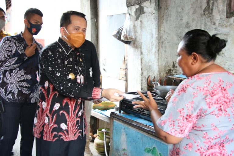Pjs Gubernur Agus Fatoni saat membagikan Masker kepada warga, Jumat (23/10/2020)