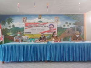 Anggota DPRD Minut Dra. Adriana Dondokambey melakukan tatap muka dengan masyarakat Desa Paslaten saat menggelar kegiatan reses.