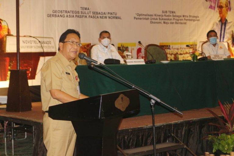 Sekdaprov Edwin Silangen saat membawakan sambutan pada kegiatan KADIN Sulut, Selasa (27/10/2020)