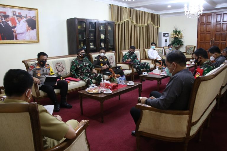 Pjs Gubernur Agus Fatoni saat rapat bersama Forkopimda, KPU, Bawaslu dan pejabat Pemprov Sulut, Selasa (27/10/2020)