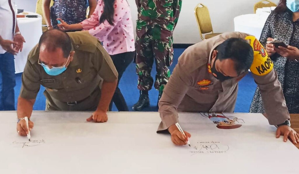 Pesrta Deklarasi Menandatangani Petisi menolak politik uang, hoax dan politisasi Sara
