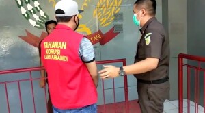 Tersangka Chandra tampak digiring oleh Kasi Pidsus Dian Subdiana ke Rutan Malendeng.