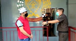 Kasi Pidsus Dian Subdiana tampak bersama tersangka Chandra di depan Rutan Malendeng.