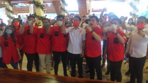 Joune Ganda foto bersama Relawan usai dilantik.
