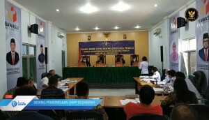 Suasana sidang etik DKPP di Kantor Bawaslu Sulut. Tampak ketua KPU Minut Stella Runtu memperlihatkan surat kepada Majelis.