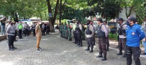 Komisioner Bawaslu Minut Rahman Ismail saat memberikan arahan kepada petugas terpadu guna melakukan penertiban APK